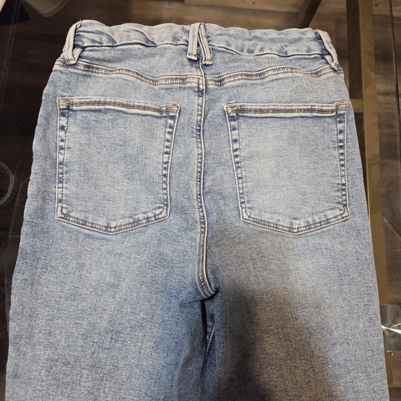 Good American Light Wash Skinny Jeans - Picture 7 of 8